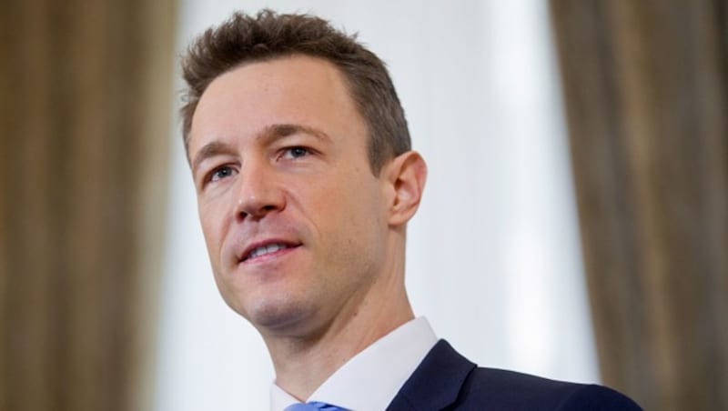 Für Kanzleramtsminister Gernot Blümel ist die Entscheidung des Bundesverwaltungsgerichts „ein guter Tag für den Wirtschaftsstandort und die Lebensqualität“ in Wien. (Bild: APA/GEORG HOCHMUTH)