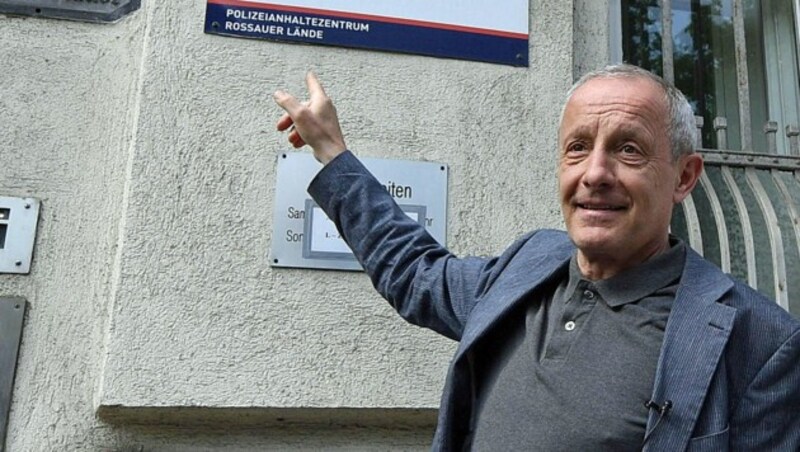 Peter Pilz bei seinem publikumswirksamen Auftritt vor dem Polizeianhaltezentrum, als er den Behörden „amtlichen Mordversuch“ vorwarf (Bild: APA/HELMUT FOHRINGER)