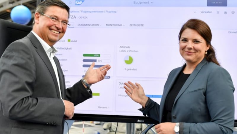 Nicole Jauker-Nadschläger von Informatics und Christoph Kränkl von SAP mit dem System, das GlobeAir nun testet. (Bild: Harald Dostal)