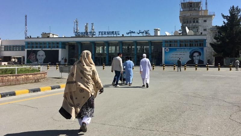 Am Kabuler Hamid Karzai International Airport landen häufig abgeschobene Asylwerber aus Europa. (Bild: APA/AFP/DOMINIQUE FAGET)