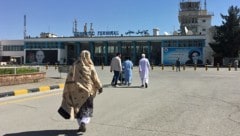 Am Kabuler Hamid Karzai International Airport landen häufig abgeschobene Asylwerber aus Europa. (Bild: APA/AFP/DOMINIQUE FAGET)