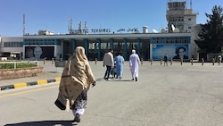 Am Kabuler Hamid Karzai International Airport landen häufig abgeschobene Asylwerber aus Europa. (Bild: APA/AFP/DOMINIQUE FAGET)