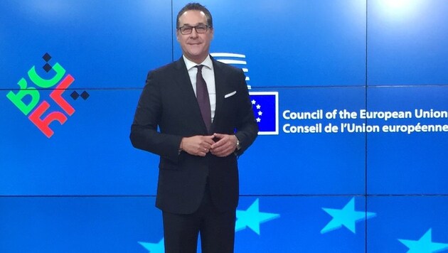 Stolze Haltung: Vizekanzler Heinz-Christian Strache (FPÖ) bei seiner ersten EU-Ratssitzung (Bild: APA/JOHANNES BRUCKENBERGER)