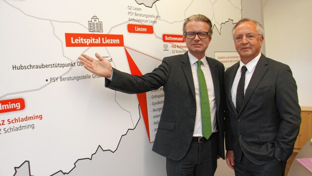 Landesrat Christopher Drexler (links) verkündete die Standortentscheidung für das Leitspital (Bild: Jauschowetz Christian)