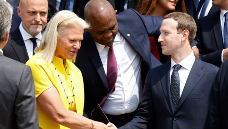 Facebooks Mark Zuckerberg begrüßt auf der Pariser Konferenz IBM-Chefin Virginia Rometty. (Bild: AFP)