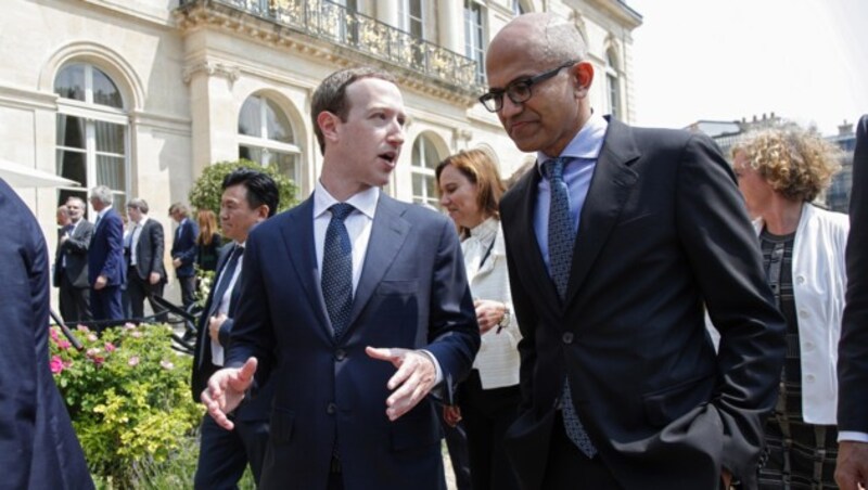 Bei der Tech-Konferenz in Paris blieb für Mark Zuckerberg auch Zeit für ein Gespräch mit Microsoft-Chef Satya Nadella. (Bild: AFP PHOTO / POOL / CHARLES PLATIAU)
