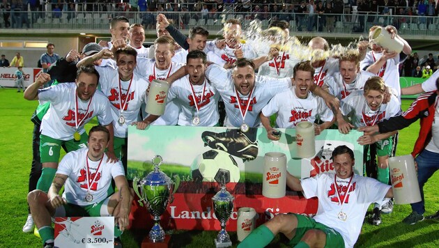 Salzburgligist Straßwalchen feierte daheim im Finale gegen Westligist FC Pinzgau den ersten Landescup-Titel der Klubhistorie. (Bild: ANDREAS TROESTER)
