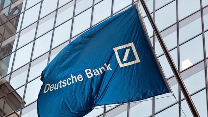 Eine Flagge der Deutschen Bank an der New Yorker Wall Street (Bild: AP)