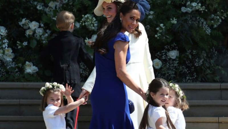 Jessica Mulroney mit den Blumenkindern auf dem Weg in die Kapelle (Bild: WPA Rota)