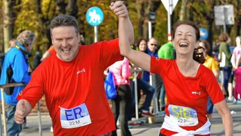 Ludwig mit seiner Bald-Ehefrau Irmtraud Rossgatterer bei einem Marathonlauf. Kennengelernt haben sie sich im Flugzeug. (Bild: Privat)