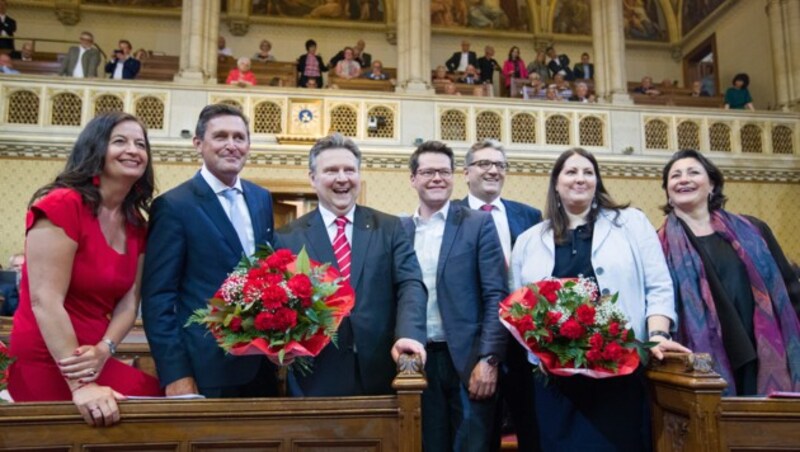 Die Stadträte Ulli Sima, Peter Hanke, Bürgermeister Michael Ludwig, Jürgen Czernohorszky, Peter Hacker, Kathrin Gaal und Veronica Kaup-Hasler (Bild: APA/GEORG HOCHMUTH)