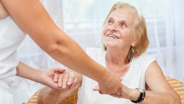 Die allermeisten Altenpflegerinnen und Pfleger helfen, einige wenige werden kriminell (Symbolfoto) (Bild: and.one/stock.adobe.com)
