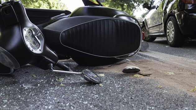 The young moped rider crashed (symbolic image). (Bild: stock.adobe.com (Symbolbild))