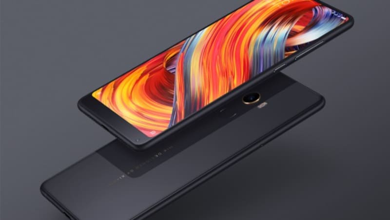 Die Verarbeitungsqualität - Alu-Rahmen und Keramik-Rückseite - spielt auf hohem Niveau, hier braucht sich Xiaomi nicht vor doppelt so teuren Apple-Geräten zu verstecken. Allerdings hat man auch Makel aus der Apple-Welt übernommen - die fehlende Kopfhörerbuchse und den Verzicht auf einen Speicherkartenslot zum Beispiel. (Bild: Xiaomi)