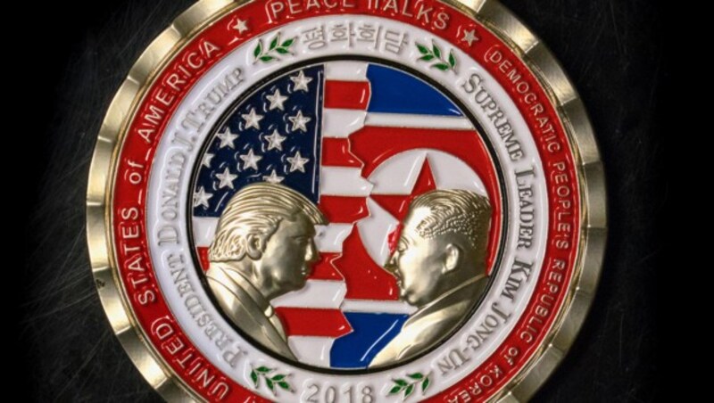 Das Weiße Haus ließ für das historische Gipfeltreffen zwischen Trump und Kim eine Gedenkmünze prägen. (Bild: AFP)