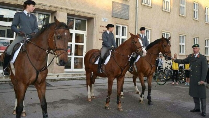 Schülerinnen und Schüler des Militärrealgymnasiums der MilAk zu Pferd im Jahr 2014 (Bild: APA/MILRG/SERGE CLAUS)