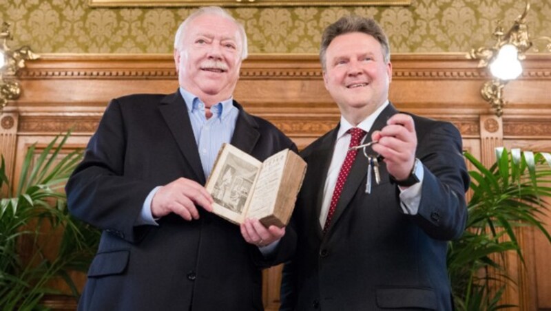 Wiens Ex-Bürgermeister Michael Häupl und Nachfolger Michael Ludwig bei der Schlüsselübergabe im Rathaus (Bild: APA/GEORG HOCHMUTH)