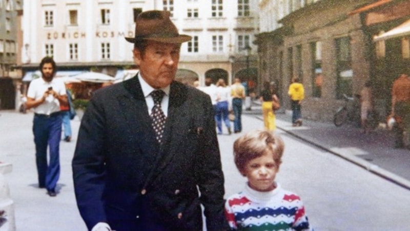 Großvater Wiley T. Buchanan Jr. mit Enkel Trevor bei einem Spaziergang durch Salzburg (Bild: Peter Tomschi)