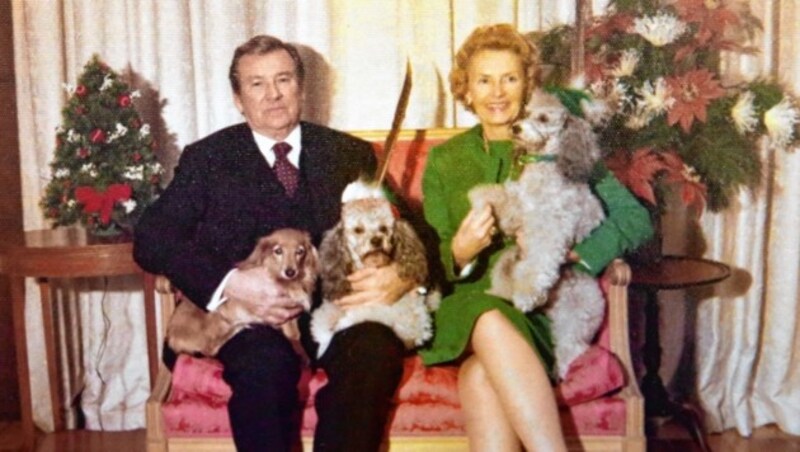 Sein Großvater Wiley T. Buchanan Jr. - auf dem Foto mit seiner Frau Ruth und den drei Hunden - war US-Botschafter in Österreich in den 70er-Jahren. (Bild: Peter Tomschi)