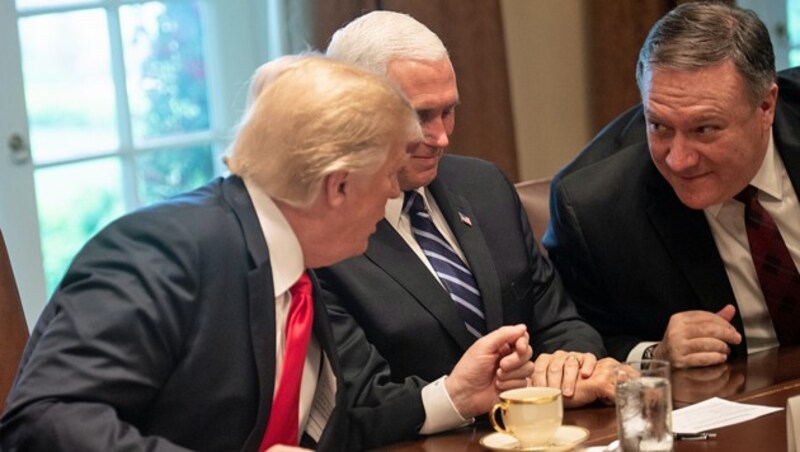 US-Präsident Donald Trump hat mit Mike Pompeo (rechts) einen Hardliner und äußerst loyalen Untergebenen im Außenministerium. (Bild: APA/AFP/NICHOLAS KAMM)