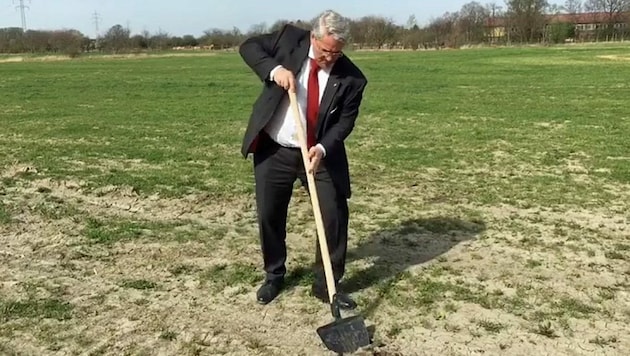 Ernst Nevrivy beim Spatenstich für die Stadtstraße (Bild: facebook.com/Ernst Nevrivy)