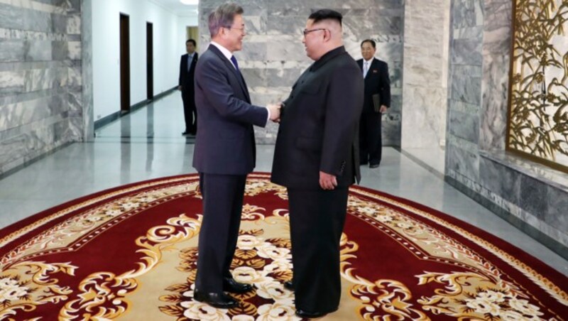 Bereits zum zweiten Mal trafen einander Südkoreas Präsident Moon und Nordkoreas Machthaber Kim am 26. Mai 2018 zu persönlichen Beratungen. (Bild: AP)