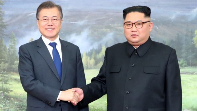 Kim Jong Un (rechts) mit Südkoreas Präsident Moon Jae In (Bild: AFP)