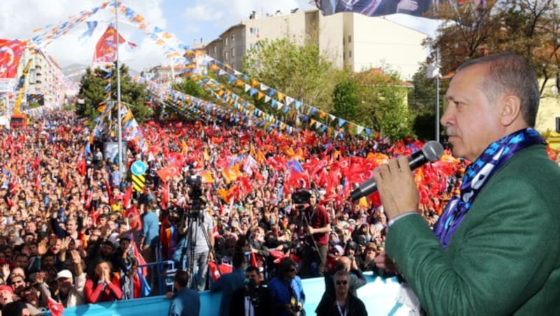 Erdogan bei einer Wahlkampfrede (Bild: AP)