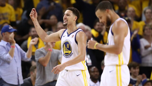 OAKLAND, CA - MAY 26: Klay Thompson #11 of the Golden State Warriors reacts after scoring against the Houston Rockets during Game Six of the Western Conference Finals in the 2018 NBA Playoffs at ORACLE Arena on May 26, 2018 in Oakland, California. NOTE TO USER: User expressly acknowledges and agrees that, by downloading and or using this photograph, User is consenting to the terms and conditions of the Getty Images License Agreement. Ezra Shaw/Getty Images/AFP (Bild: 2018 Getty Images)