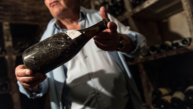 Eine solche Flasche „Vin Jaune“ ist für knapp 104.000 Euro versteigert worden. (Bild: AFP/Sebastien Bozon)
