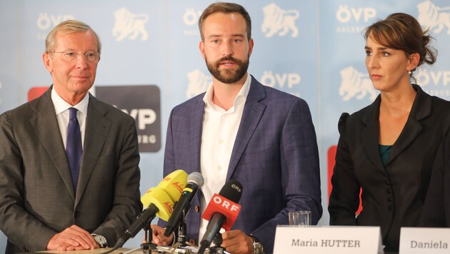Landeshauptmann Wilfried Haslauer mit den beiden neuen Regierungsmitgliedern Stefan Schnöll und Maria Hutter (Bild: APA/FRANZ NEUMAYR)