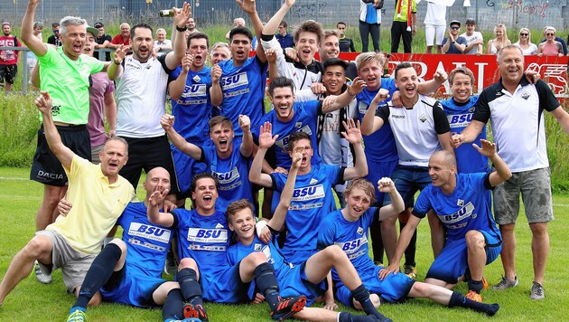Abersee ist Meister der 1. Klasse Nord, kehrt nach 22 Jahren in die 2. Landesliga zurück. (Bild: Kronen Zeitung)