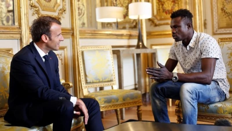 Emmanuel Macron traf den Retter des Kindes, Mamoudou Gassama. (Bild: AFP)