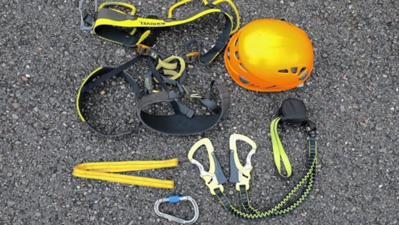 Die Sicherheitsausrüstung für den Klettersteig: Klettergurt, Kletterhelm, Klettersteigset und eine Bandschlinge samt Karabiner zum Pausieren. (Bild: Wallner Hannes/Kronenzeitung)