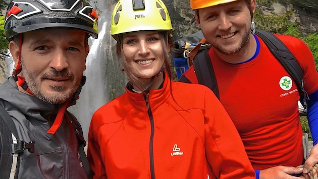 Geschafft :) Elisa hat ihren ersten Klettersteig gemeistert. Mit einem Bergprofi wie Michael Koller an ihrer Seite war auch der Fallbach kein Problem. (Bild: Wallner Hannes/Kronenzeitung)