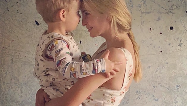 Die Tochter von US-Präsident Donald Trump, Ivanka, postete ein Foto von sich beim Kuscheln mit ihrem Sohn. Dafür muss sie nun massive Kritik einstecken. Grund ist die Politik ihres Vaters. (Bild: twitter.com)