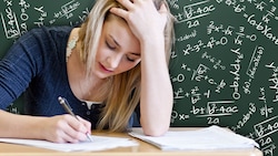 Für rund 42.000 Schülerinnen und Schüler wird's jetzt ernst. (Bild: stock.adobe.com, krone.at-Grafik)