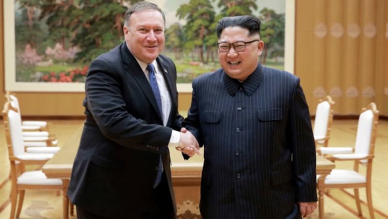 US-Außenminister Mike Pompeo und Kim Jong Un am 9. Mai 2018 in Pjöngjang (Bild: AP)