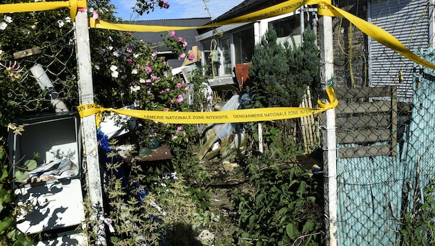 Im Garten dieses Hauses wurde die Leiche des Neunjährigen gefunden. (Bild: AFP)