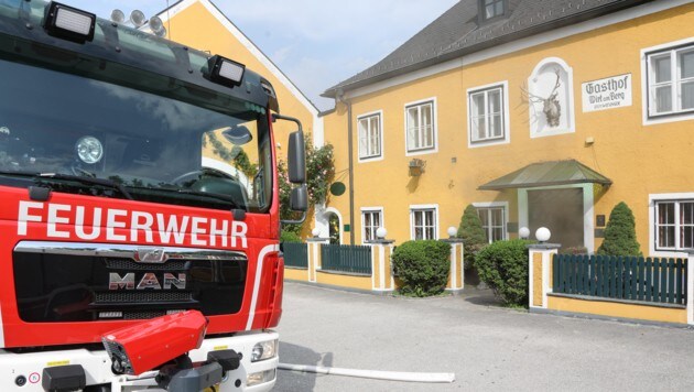 Die Welser Feuerwehr wurde am frühen Dienstagabend zu einem Löscheinsatz im Gasthof Wirt am Berg gerufen (Bild: laumat.at/Matthias Lauber)