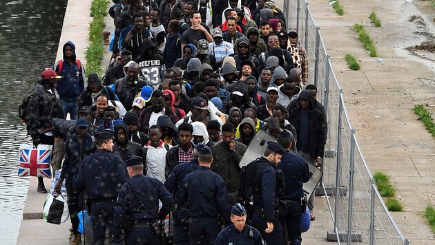 Das größte improvisierte illegale Flüchtlingslager in Paris wird geräumt. (Bild: AFP/Gerard Julien)