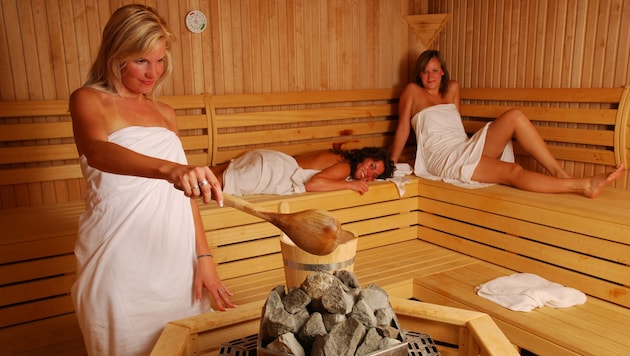 Bei kalten Außentemperaturen ab in die heiße Sauna! (Bild: Áment Gellért/stock.adobe.com)