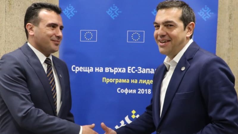 Mazedoniens Zoran Zaev (links) und der griechische Premier Alexis Tsipras (Bild: AFP)