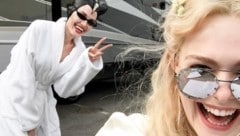 Angelina Jolie und Elle Fanning am Set von „Maleficent 2“ (Bild: www.instagram.com/ellefanning)