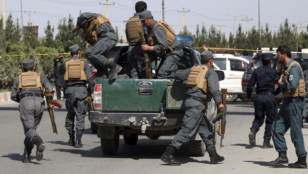 Afghanische Sicherheitskräfte vor dem Innenministerium in Kabul (Bild: AP)