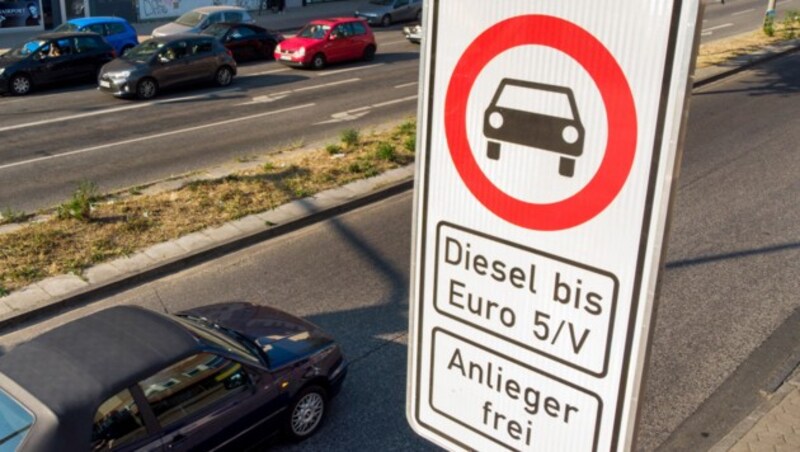 Ein Diesel-Fahrverbotsschild in der Hamburger Max Brauer Allee (Bild: AFP)