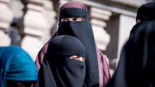 Die Burka ist im Landesdienst jetzt explizit verboten. Für die IGGÖ ist das eine „doppelte Inszenierung“. (Bild: AP)