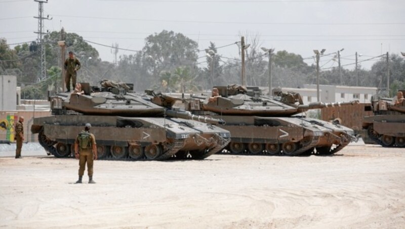 Israelische Panzer wenige Kilometer von der Grenze zum Gazastreifen entfernt. (Bild: EPA)