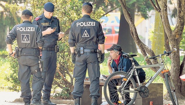 Die Polizei kann in den drei Linzer Schutzzonen bei begründetem Verdacht Personen verjagen. (Bild: Harald Dostal)