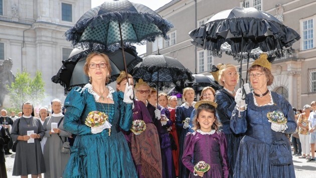 Fronleichsnamsprozession, Salzburger Dom Die achtjährige Emilia Gruber war zum ersten Mal bei den Goldhaubenfrauen dabei (Bild: www.neumayr.cc)
